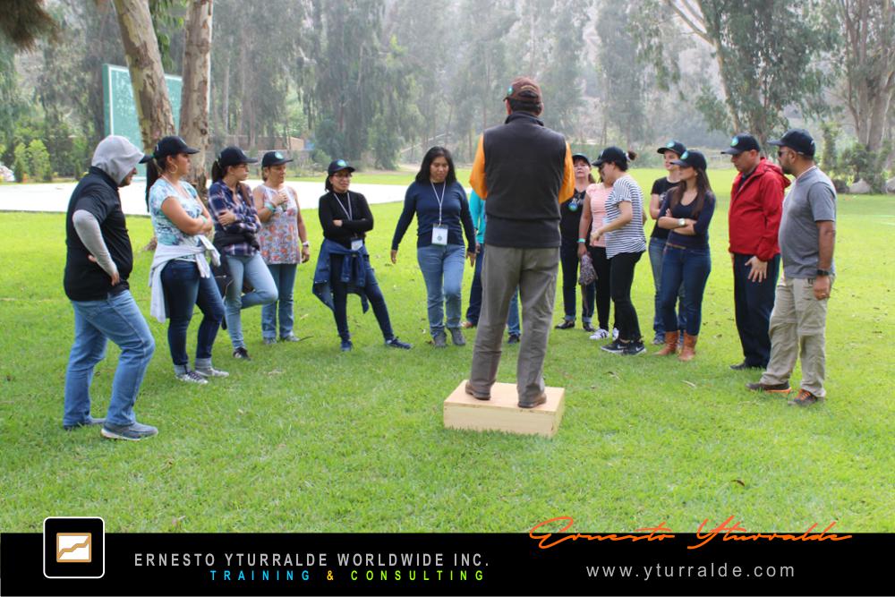 Actividades lúdicas Nicaragua, desafíos de cuerdas que promueven coordinación y confianza mutua.